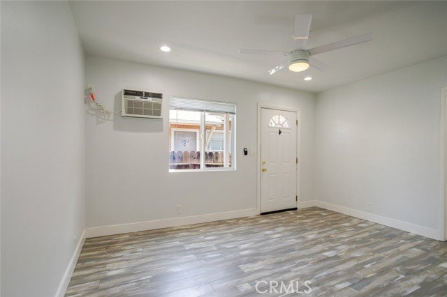 Charming 1 bed 1 bath Home in Burbank - Image 2