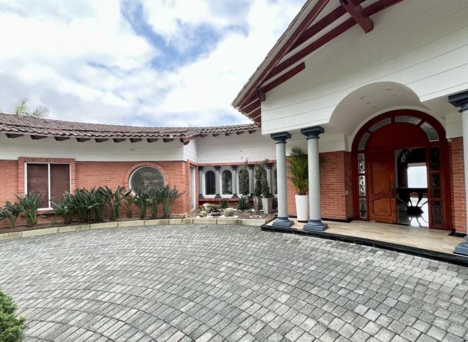 Gran Casa colonial en venta y renta en Altos del Escobero 🏠 - Image 2