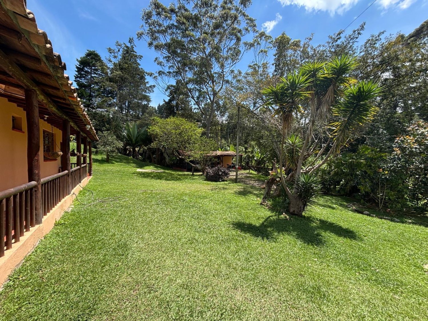 Casa lote disponible en venta en Guarne  con 3 cabañas  — 6