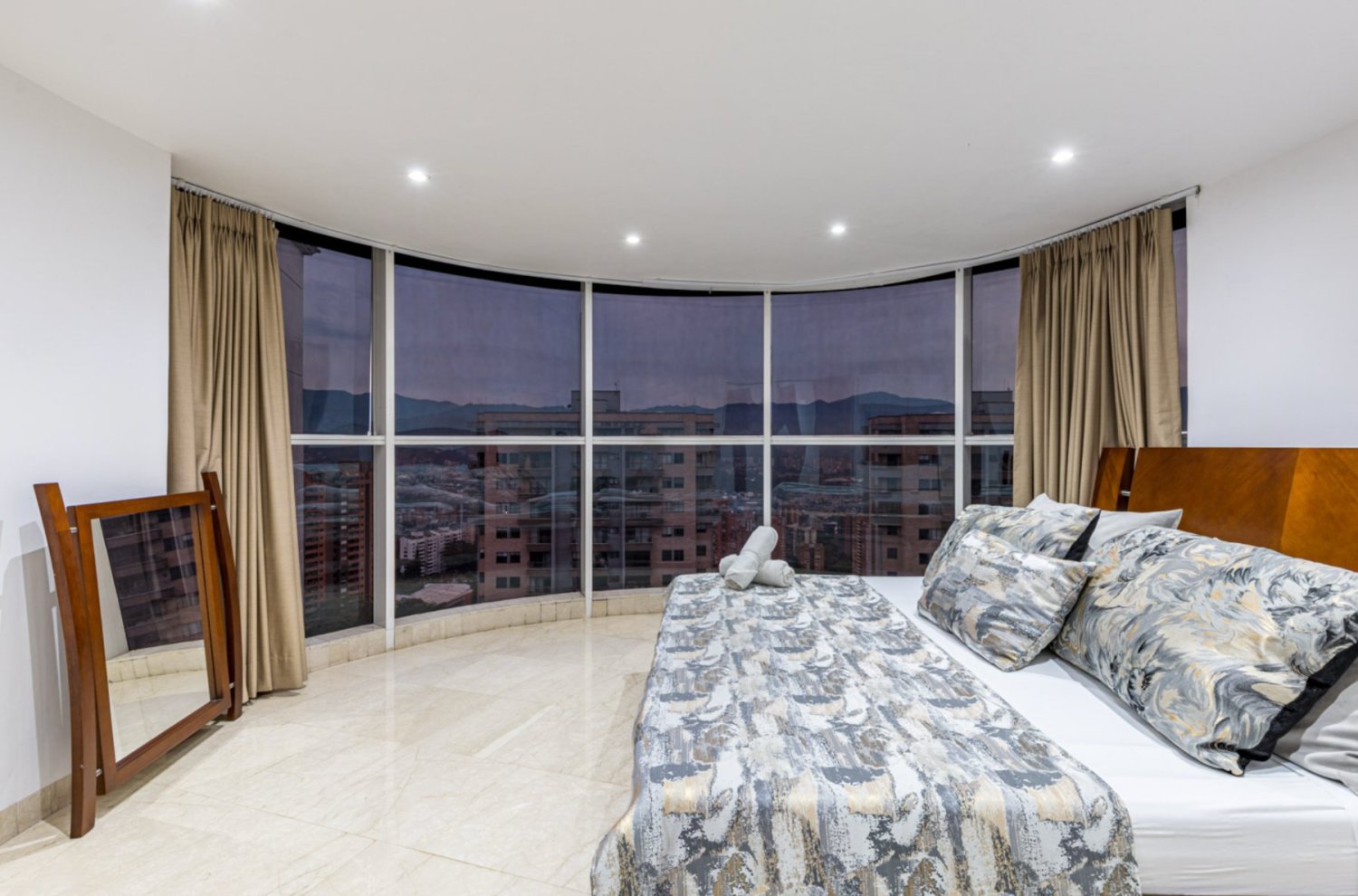 Luxury Penthouse for Short-Term Rental – PH Los Balsos - Image 9