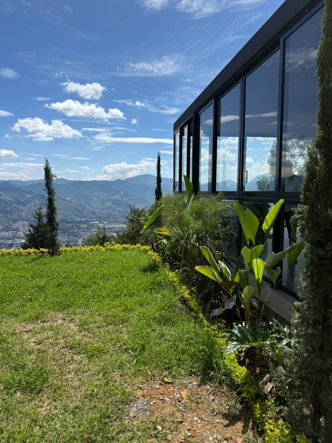 Exclusiva casa en Renta con vista a la ciudad ubicada en las palmas  - Image 3