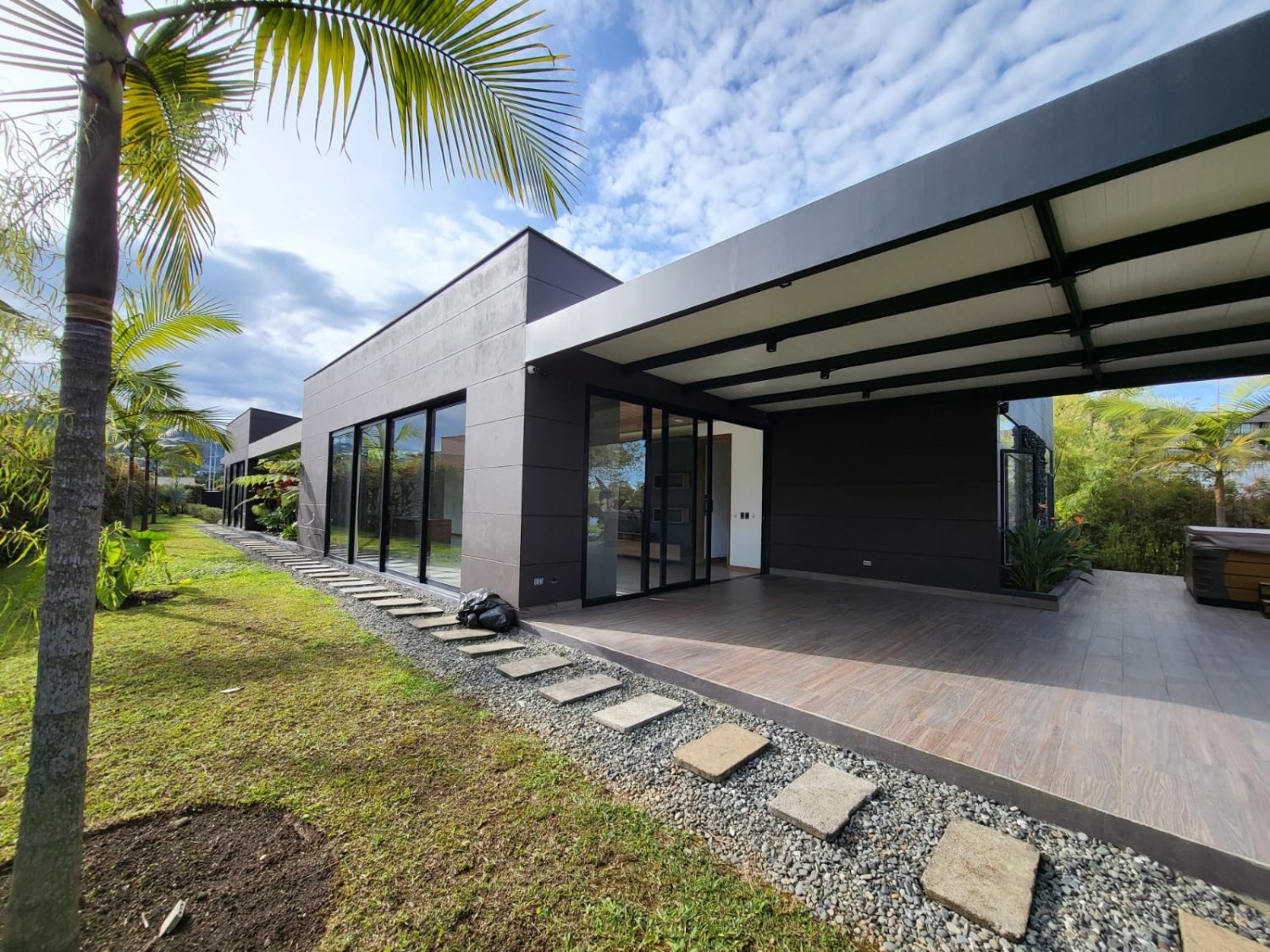 Exclusiva Casa con vista al lago en el sector del Oriente (Llano grande) - Image 4