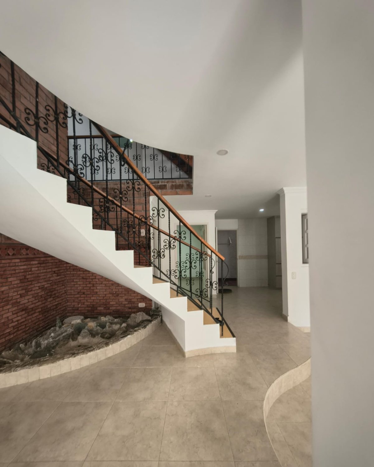 Gran Casa de 3 niveles en Renta y Venta en Sabaneta  — 5