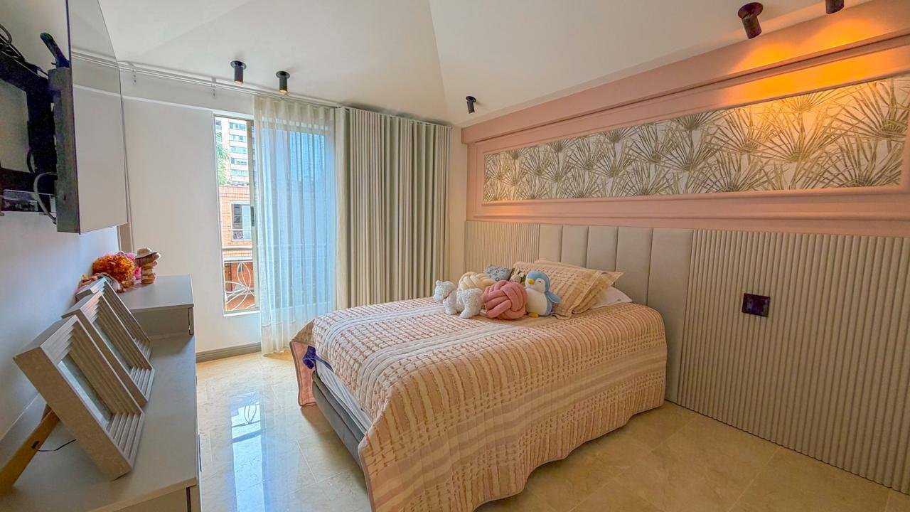 En Venta Amplia casa con Zonas verdes en Medellín (Poblado) - Image 15