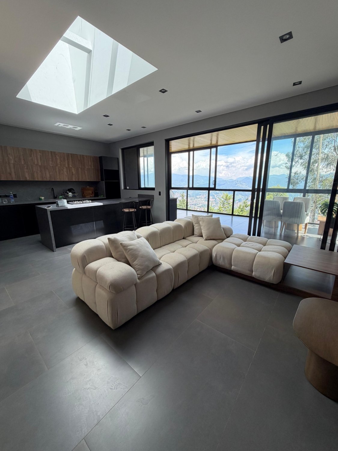 Exclusiva casa en Renta con vista a la ciudad ubicada en las palmas  - Image 4