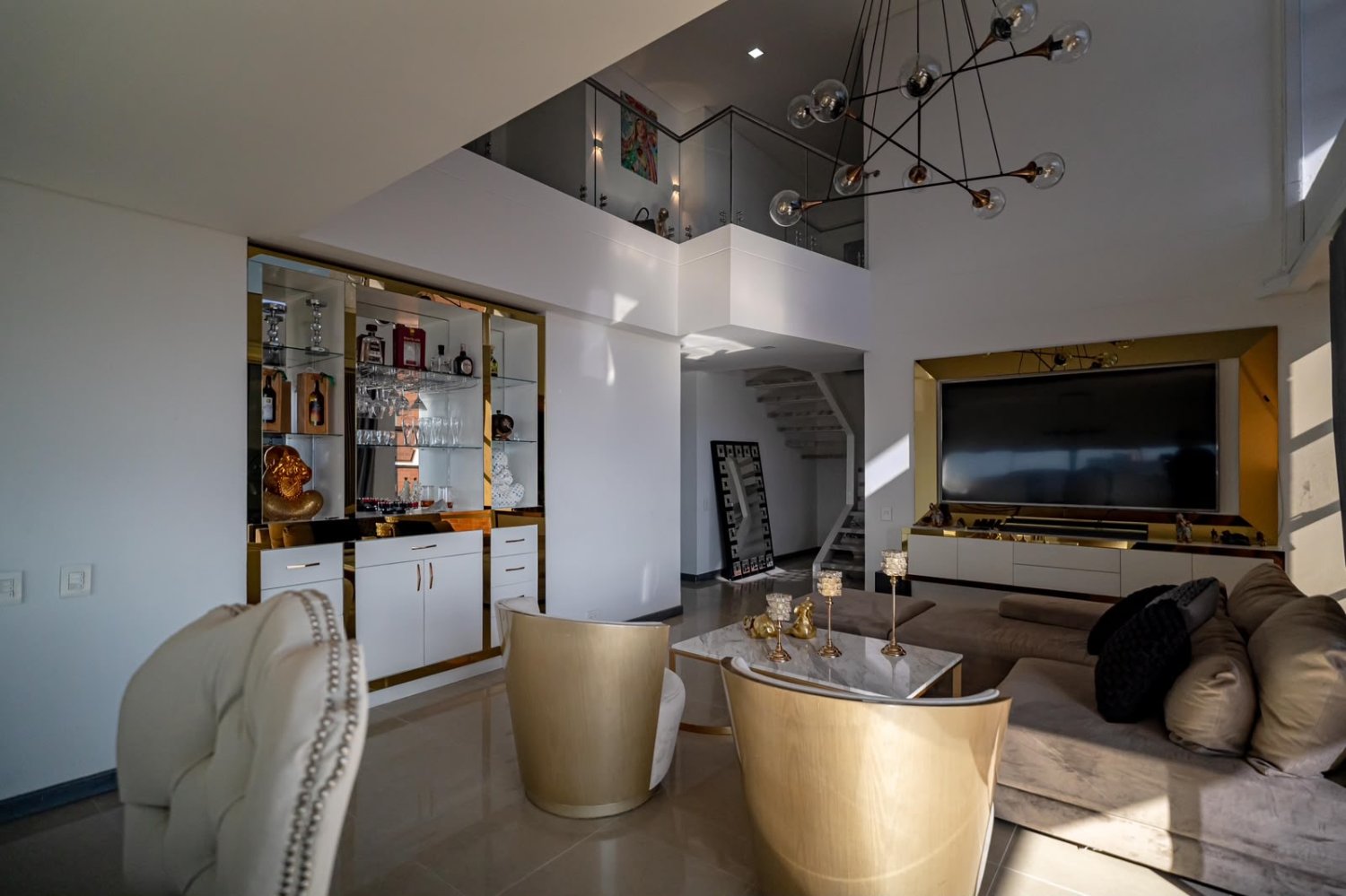 Amplio apartamento con Doble Altura Disponible en Renta amoblado  — 2
