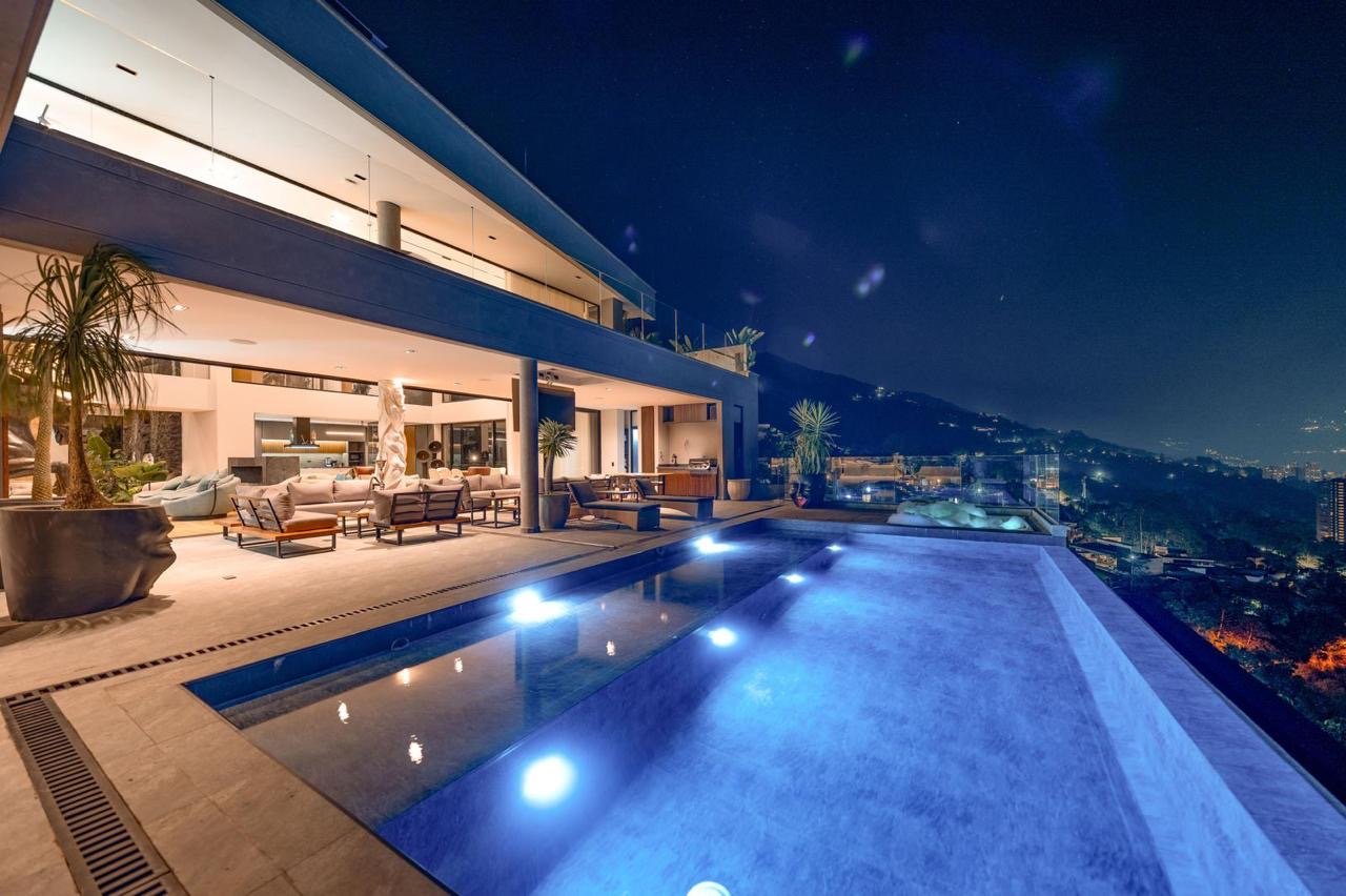 Exclusiva Mansión con Vista a todo medellin en Venta  - Image 2