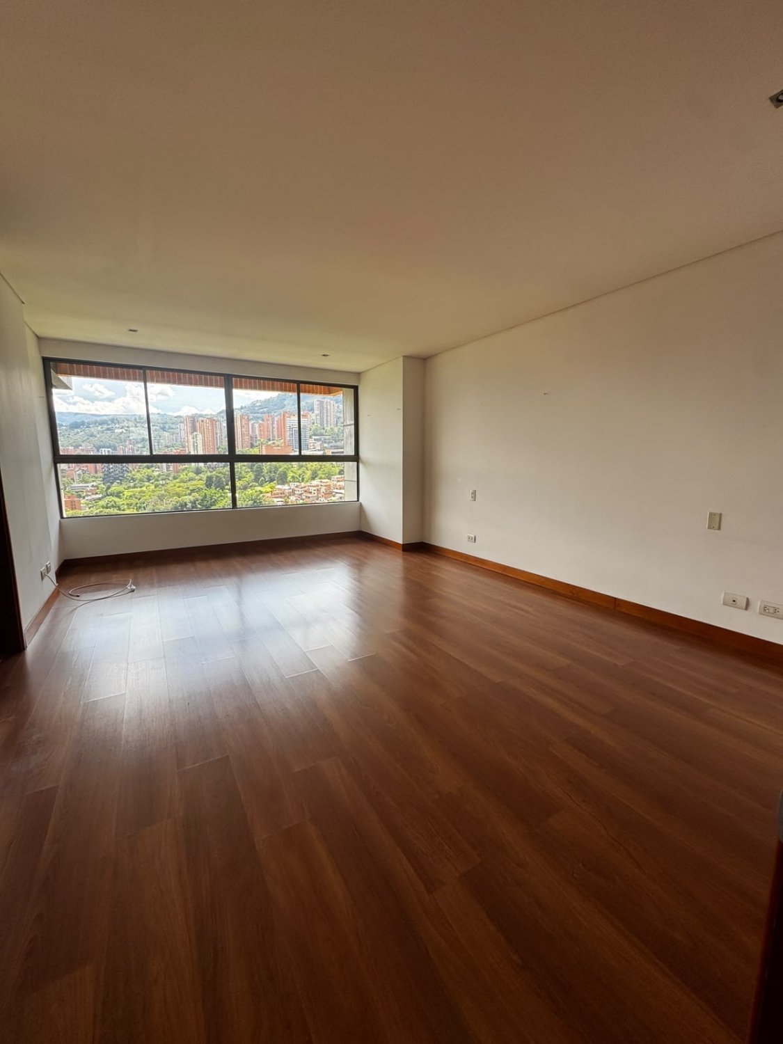 Amplio Apartamento con vista a Medellín en Renta Tradicional  - Image 16
