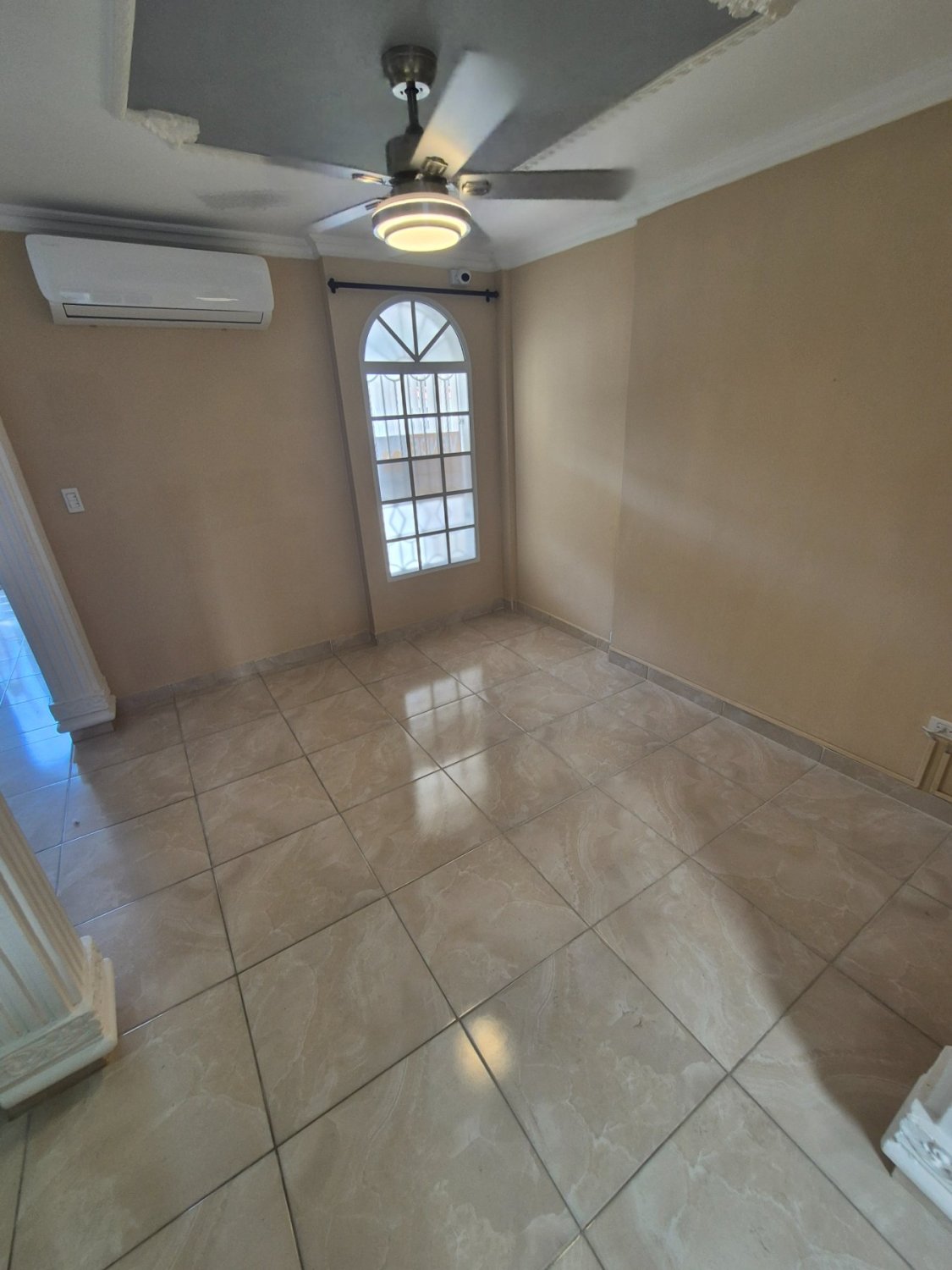 VENTA CASA DE 2 NIVLES EN VILLA CAROLINA - LIBRE DE GRAVAMENES - Image 6