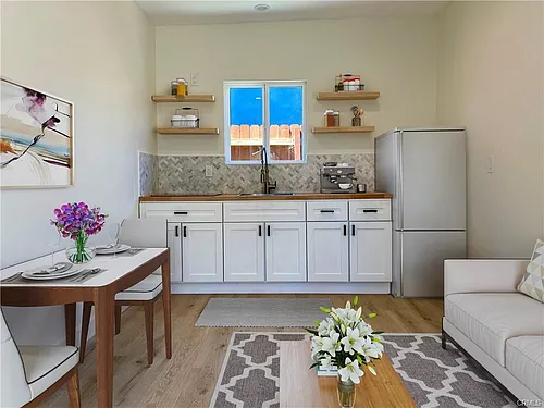 Charming 2 Bed / 1 Bath Modern Home  - Image 1