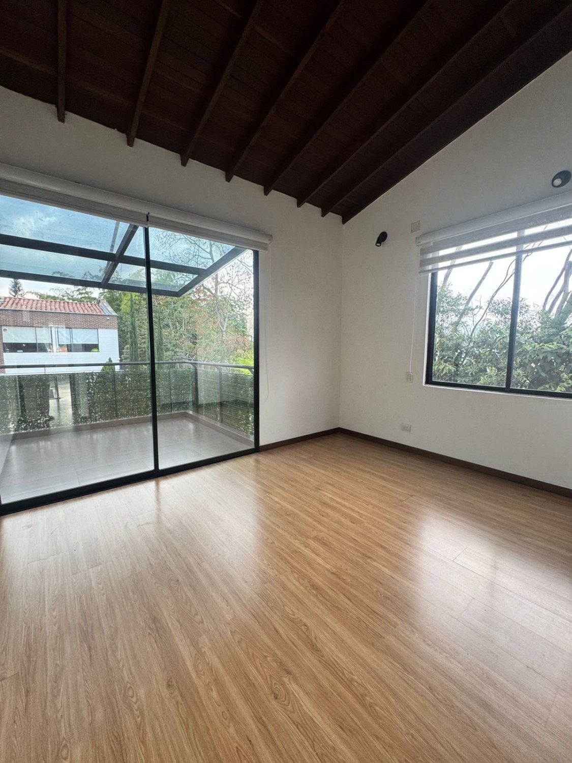 Oasis Luminoso en las Montañas - Image 12