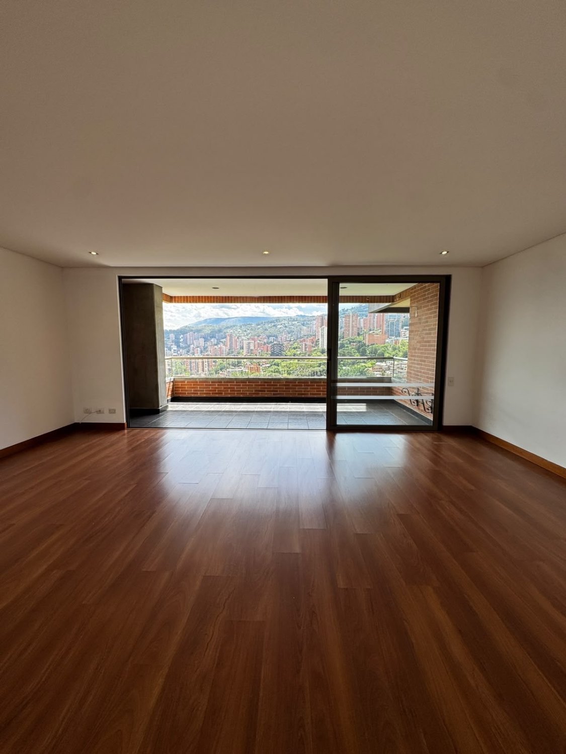 Amplio Apartamento con vista a Medellín en Renta Tradicional  - Image 3