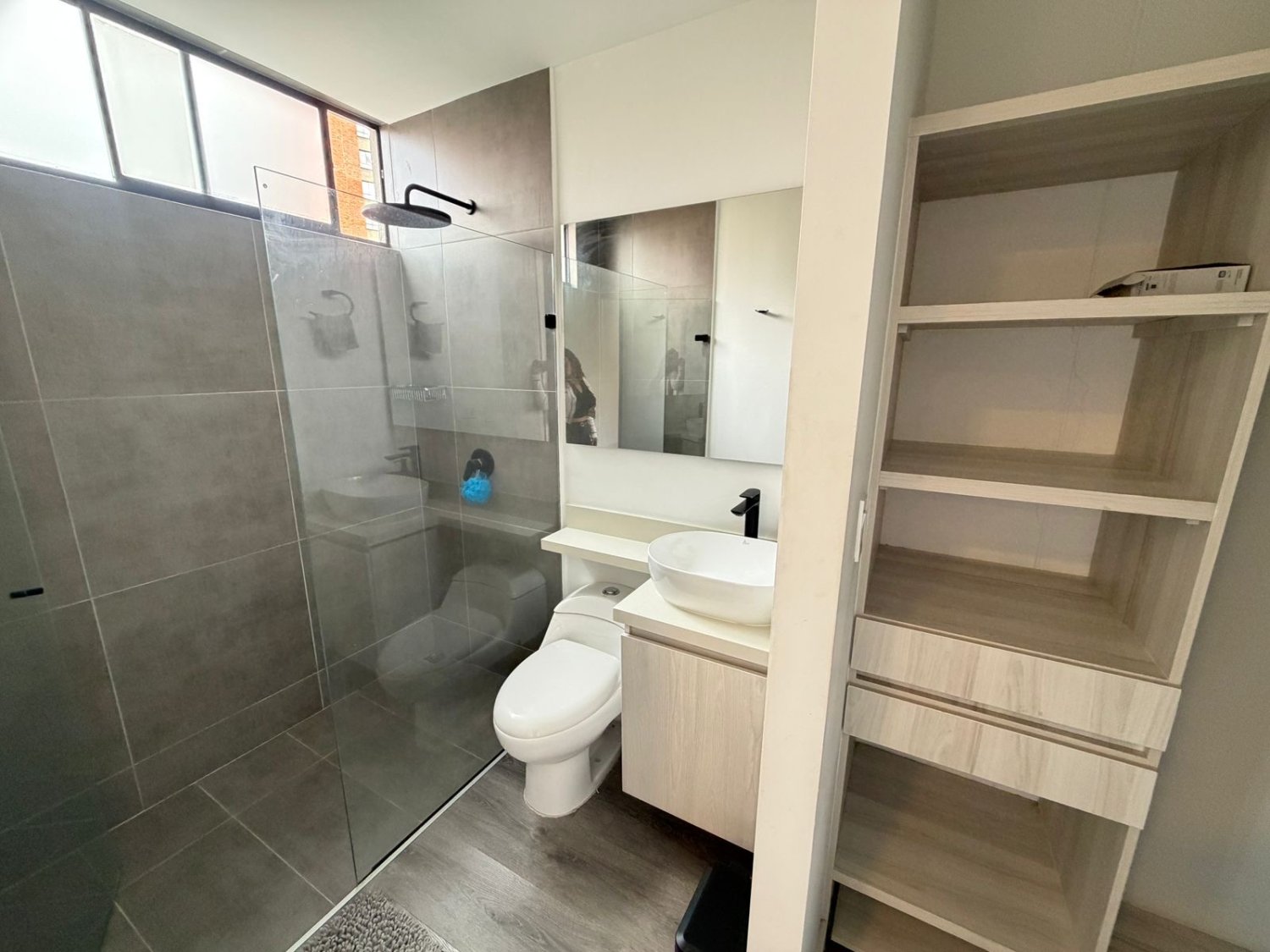 Apartamento amoblado moderno en el tesoro - Image 7