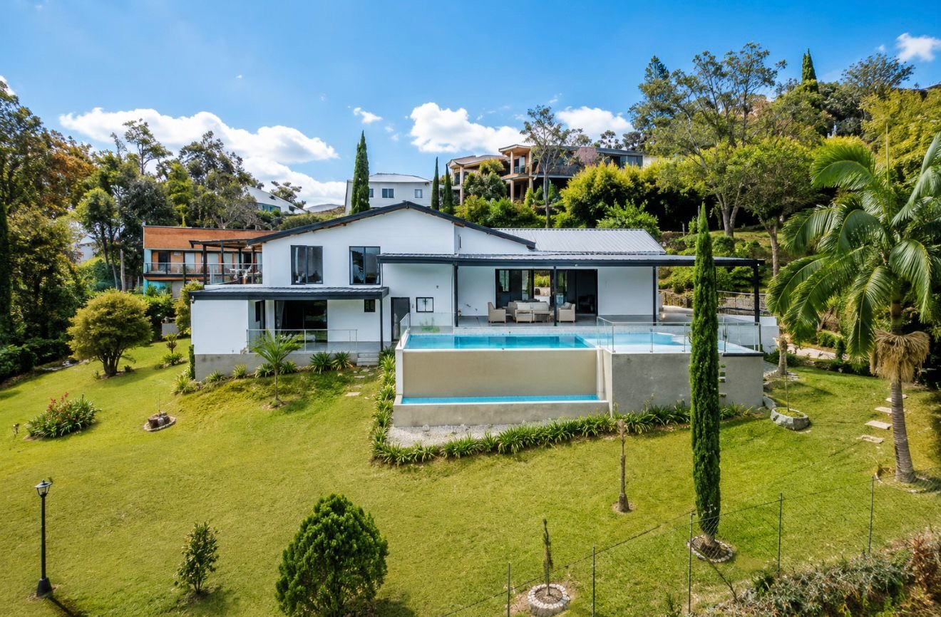 Exclusiva Casa con zonas húmedas con vista a la ciudad en envigado  — 2