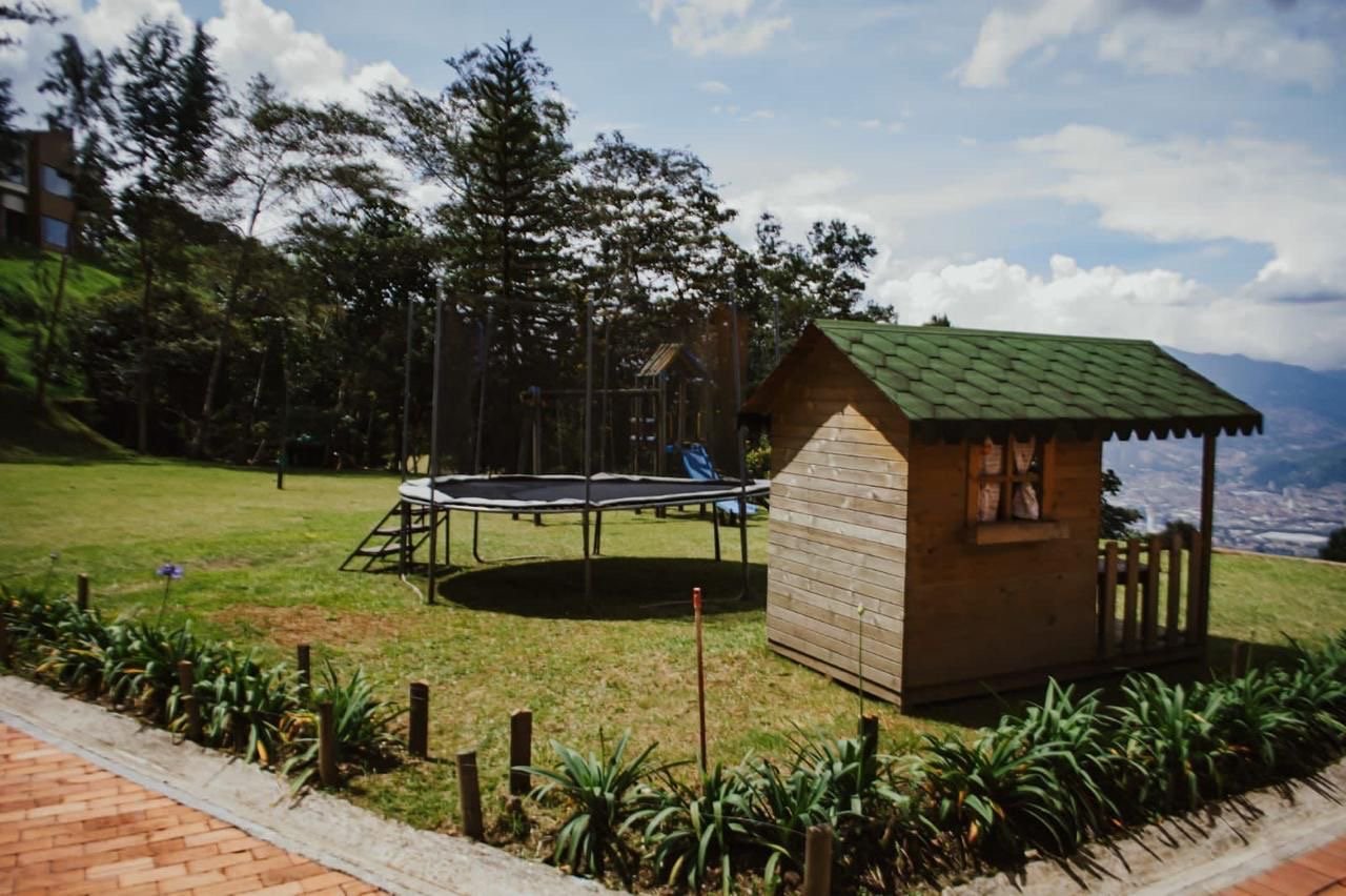 Exclusiva casa en Renta y venta en las palmas con vista panorámica a todo Medellín  - 17