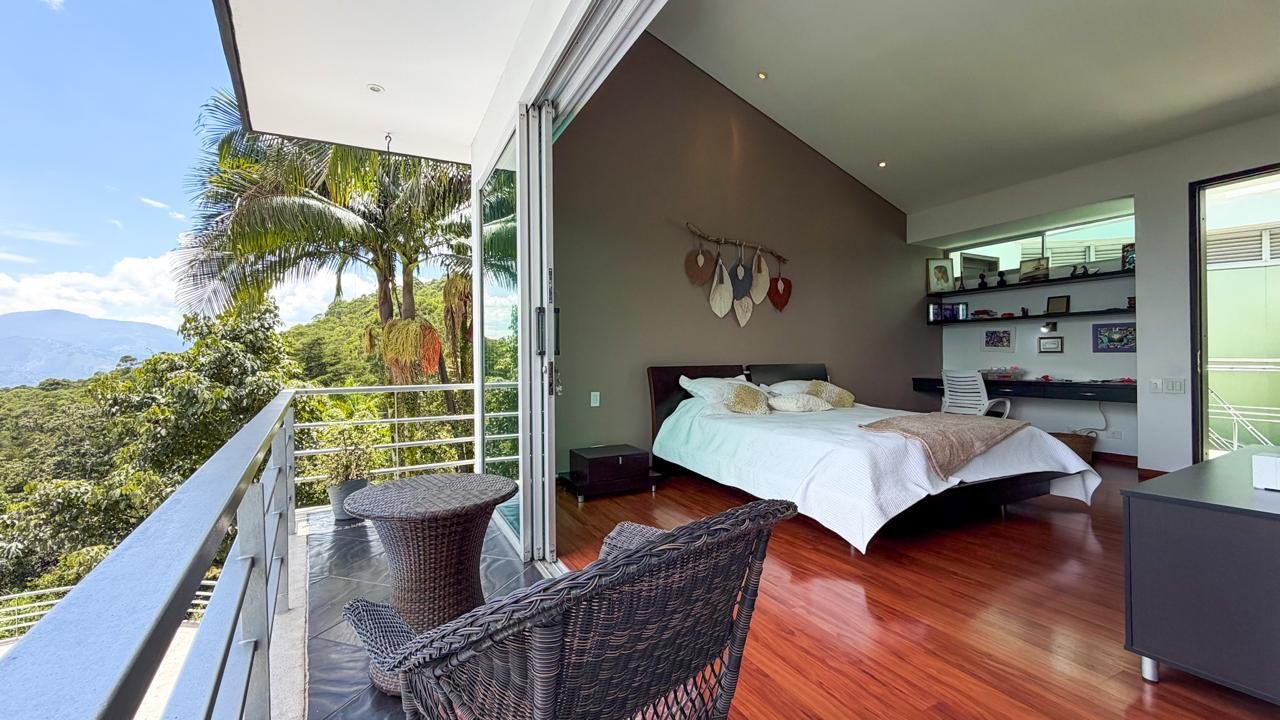 Exclusiva Casa con Vistas Impresionantes en Parcelacion (Poblado) - Image 11