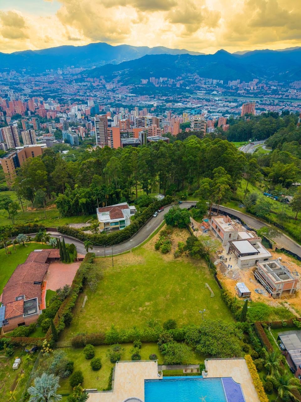 Exclusivo lote para desarrollar proyecto inmobiliario en el poblado (Casa ) — 2