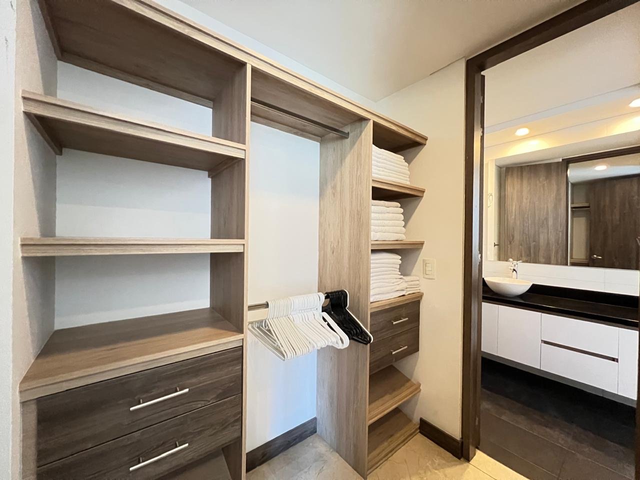 Apartamento en Renta amoblado a pasos del centro comercial el Tesoro - 11