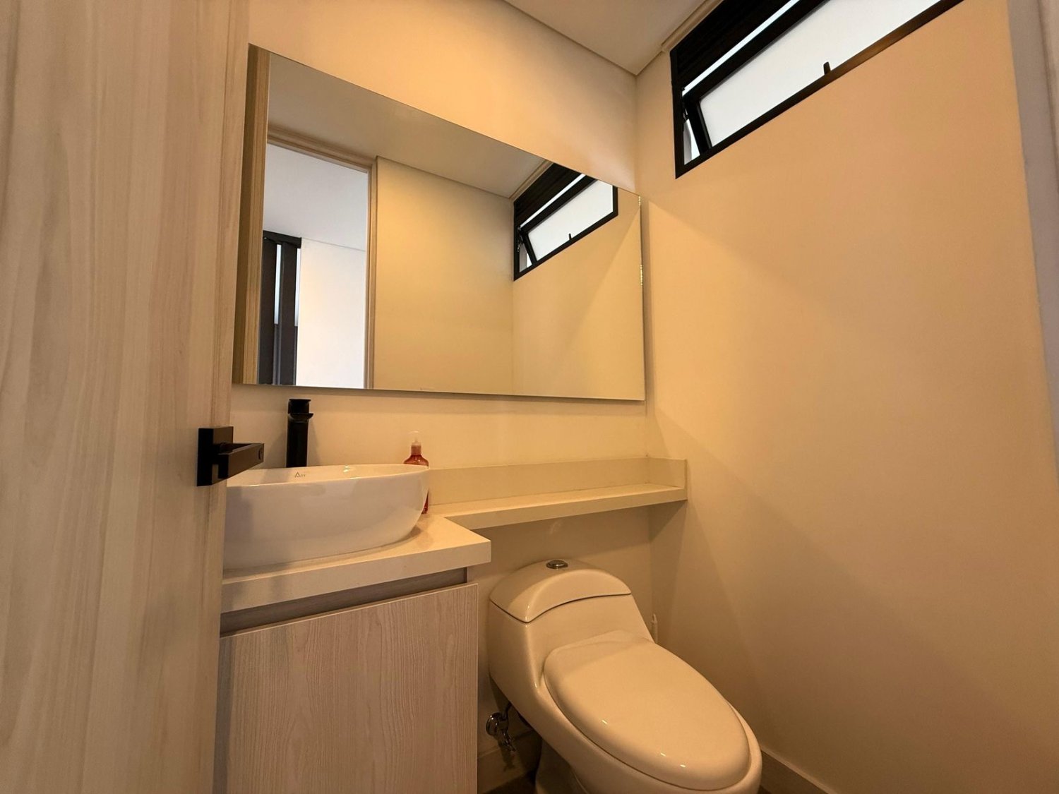 Se renta apartamento a pasos del cc tesoro  - Image 8