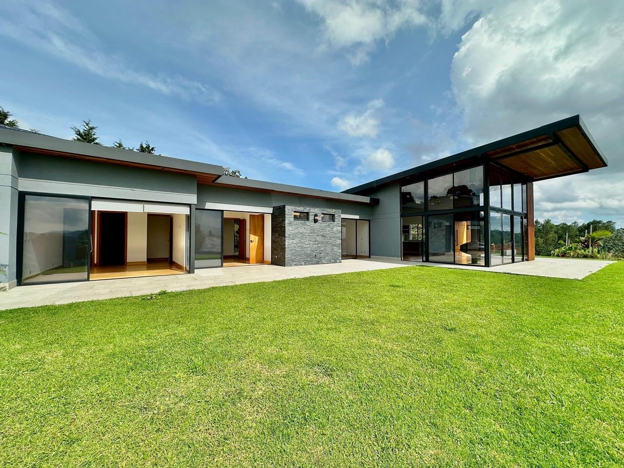 Hermosa Casa Campestre en Renta Poblado  - Image 2