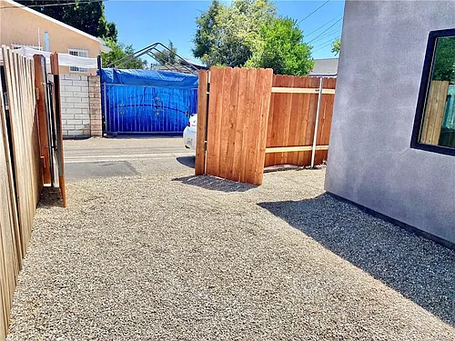 Charming 2 Bed / 1 Bath Modern Home  - Image 7