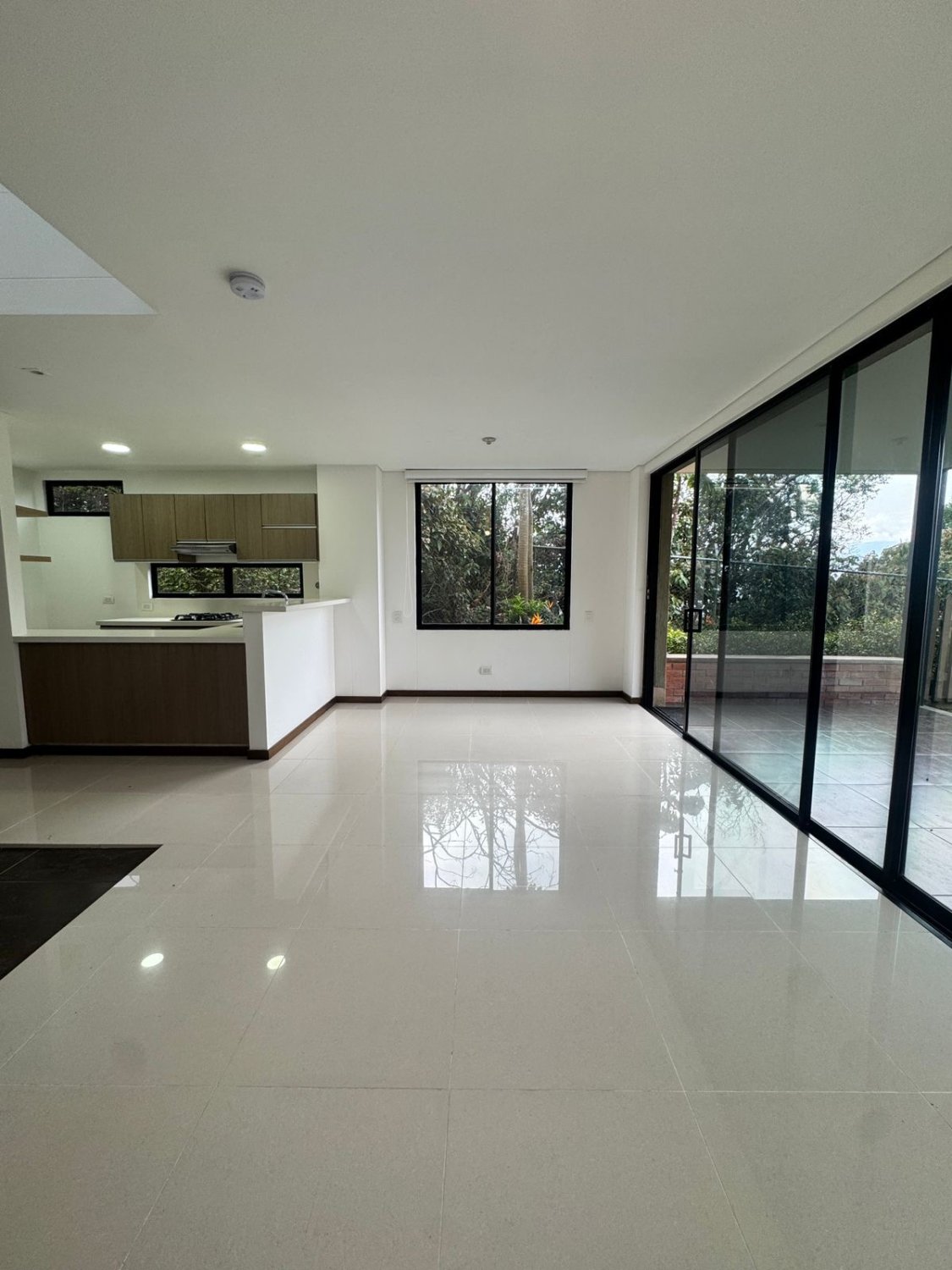 Oasis Luminoso en las Montañas - Image 7