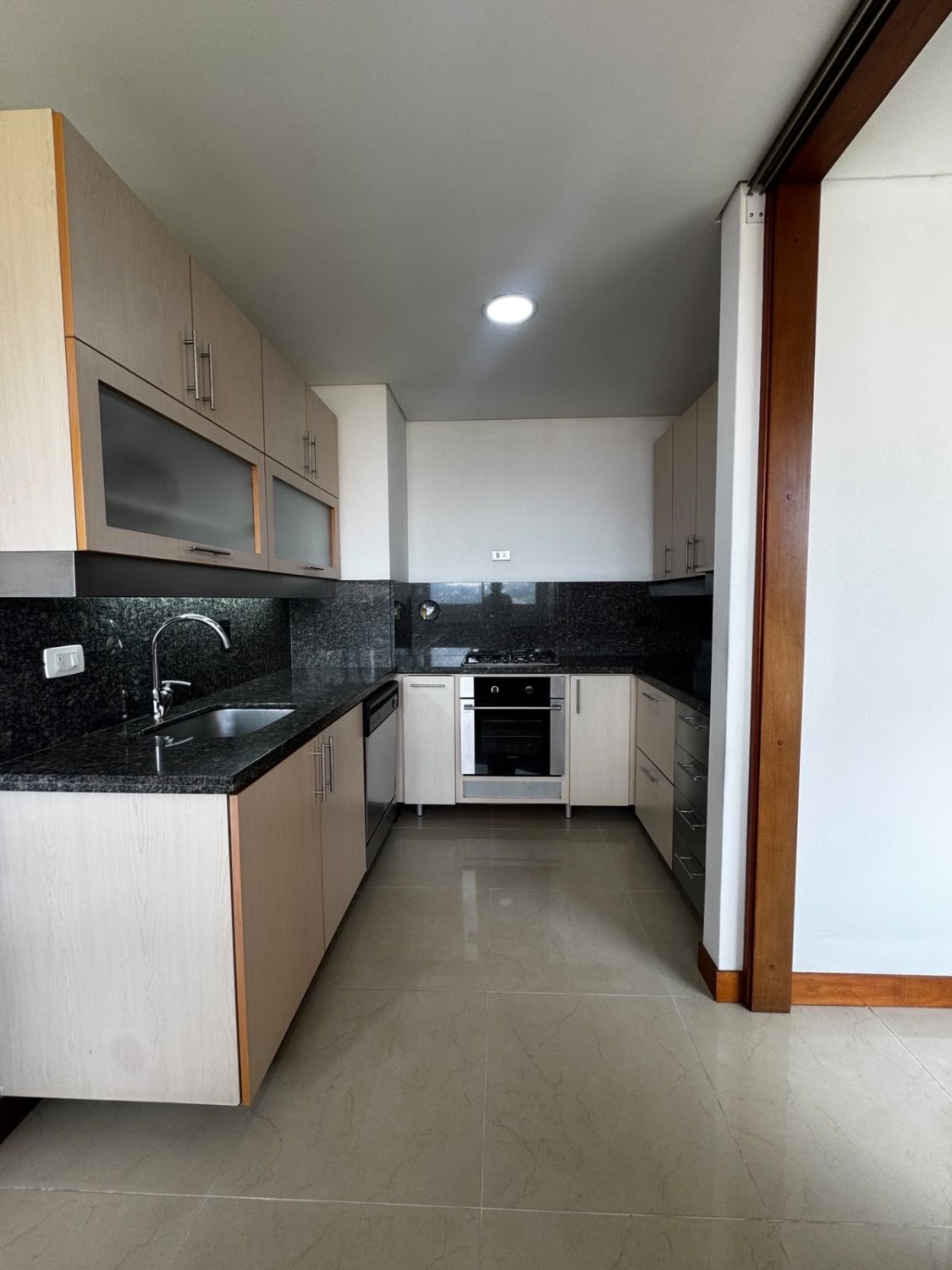 Amplio Apartamento con vista a Medellín en Renta Tradicional  - Image 7