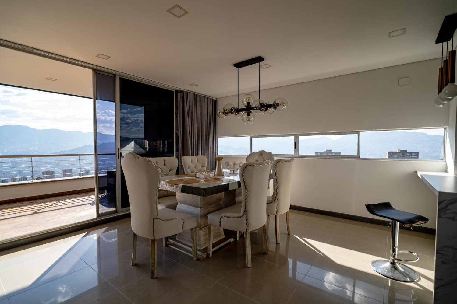 Amplio apartamento con Doble Altura Disponible en Renta amoblado  — 5