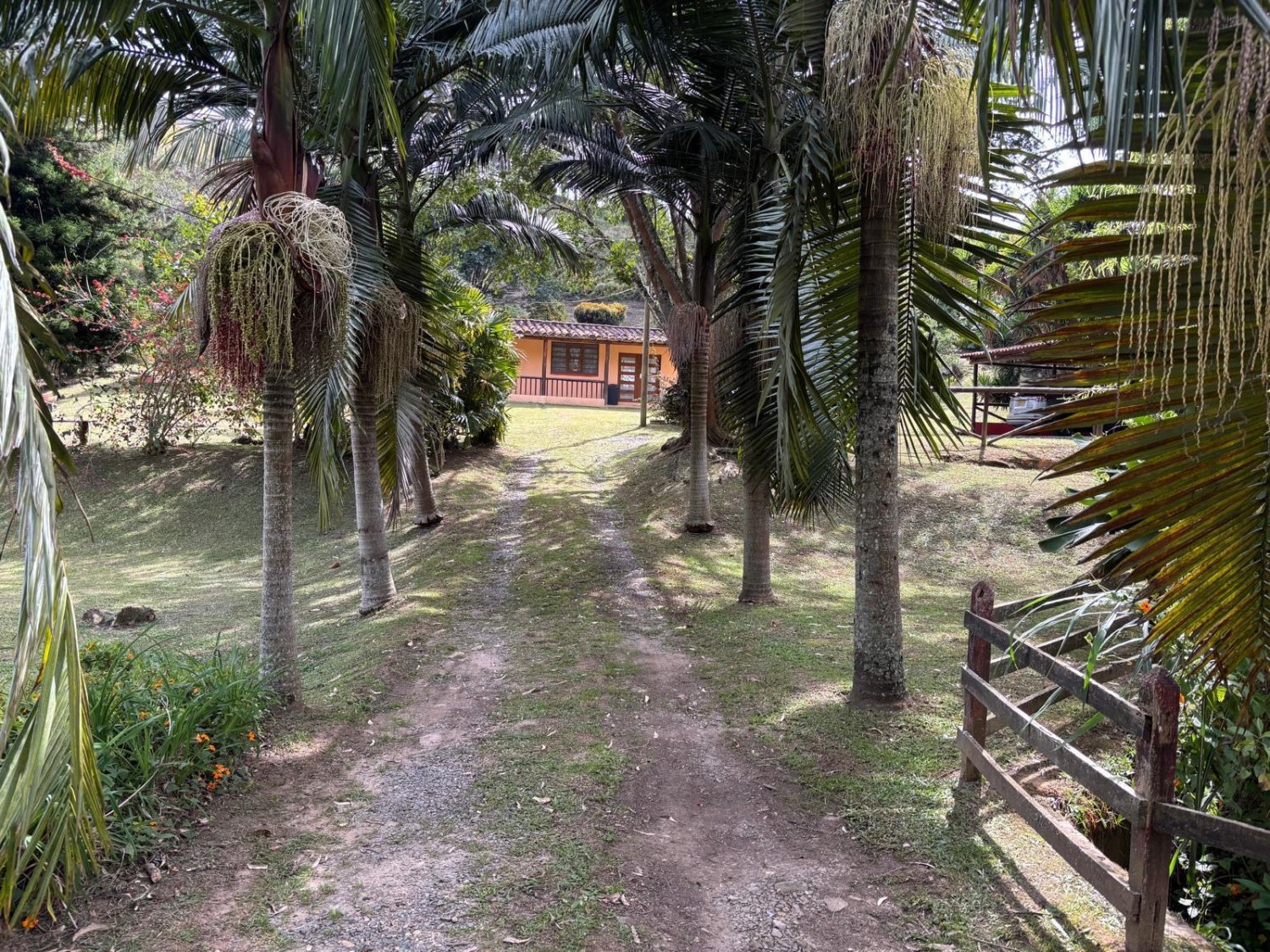 Casa lote disponible en venta en Guarne  con 3 cabañas  — 5