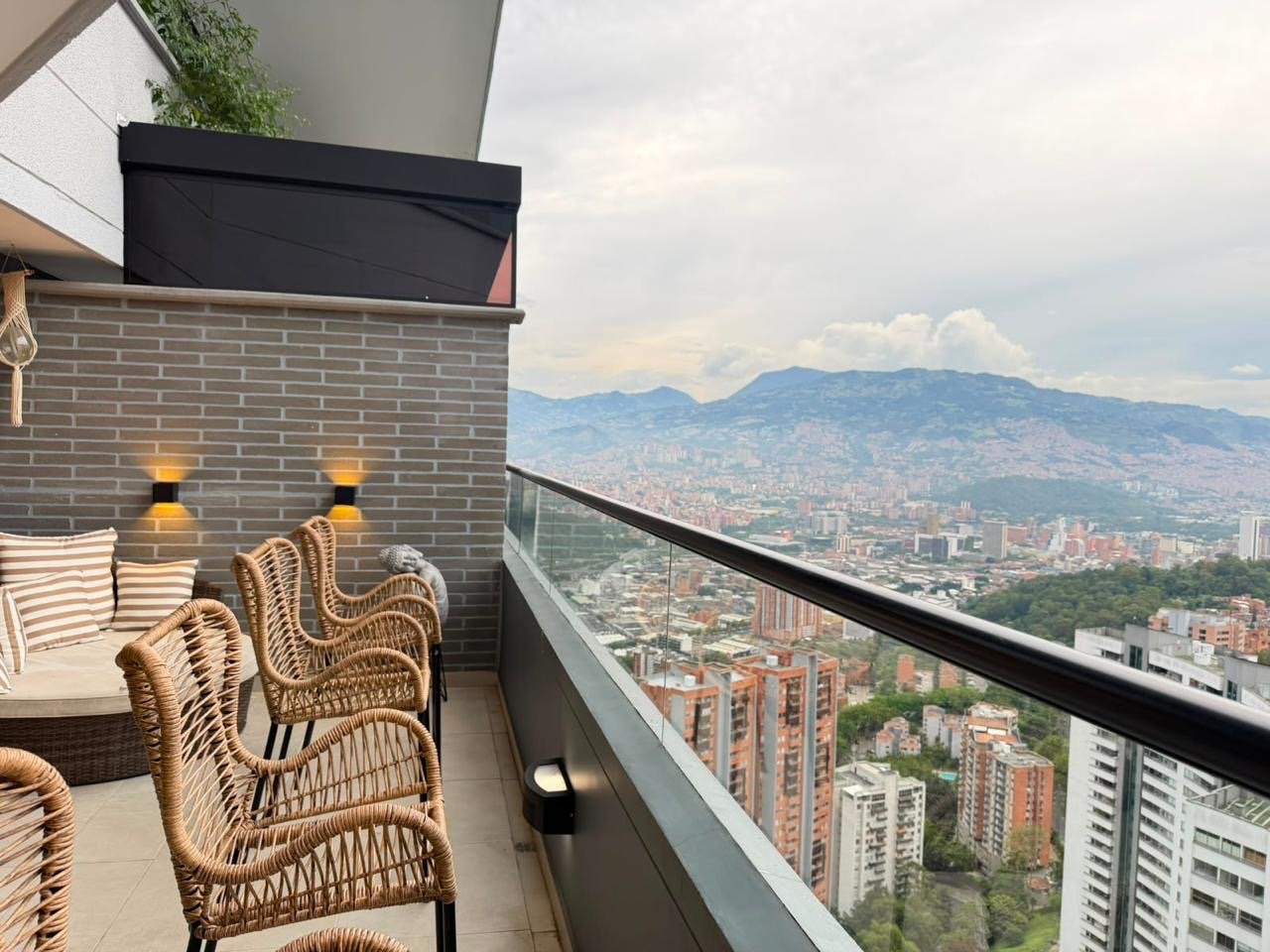 Hermoso apartamento completamente Dotado disponible en Renta con Vista a Medellín  — 20