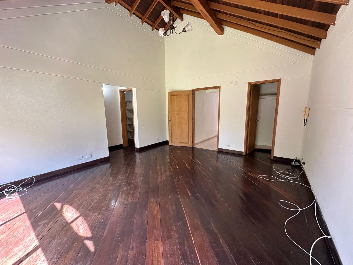 Se Renta casa Colonial en el Poblado con fácil Acceso a Palmas  - Image 23