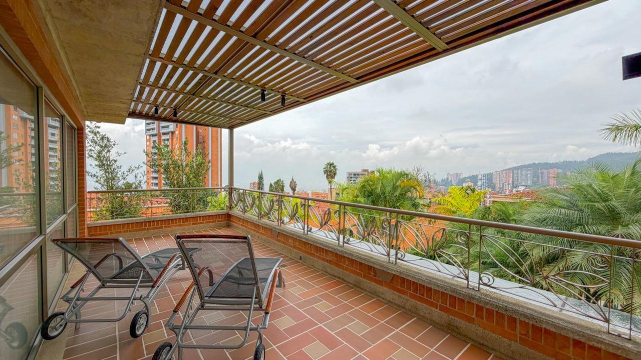 En Venta Amplia casa con Zonas verdes en Medellín (Poblado) - Image 19