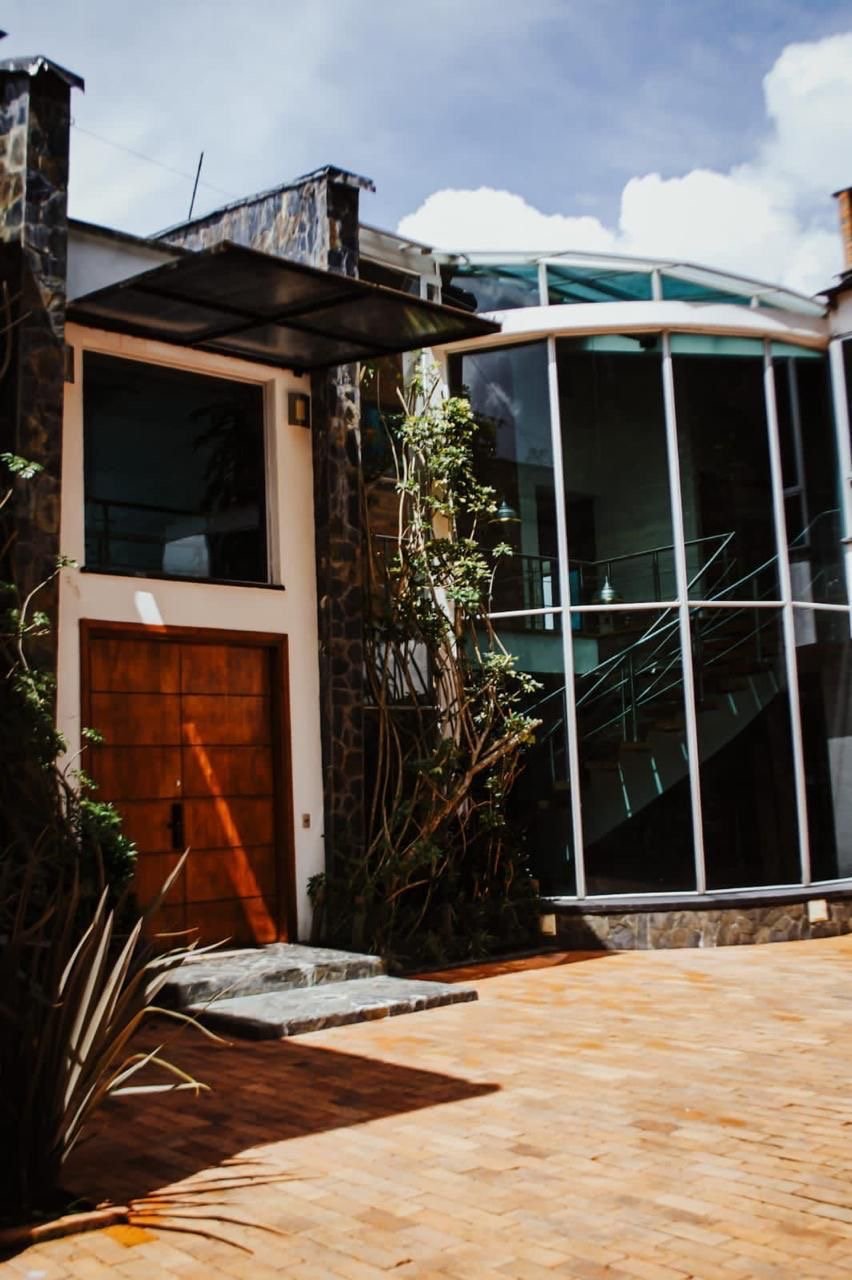 Exclusiva casa en Renta y venta en las palmas con vista panorámica a todo Medellín 