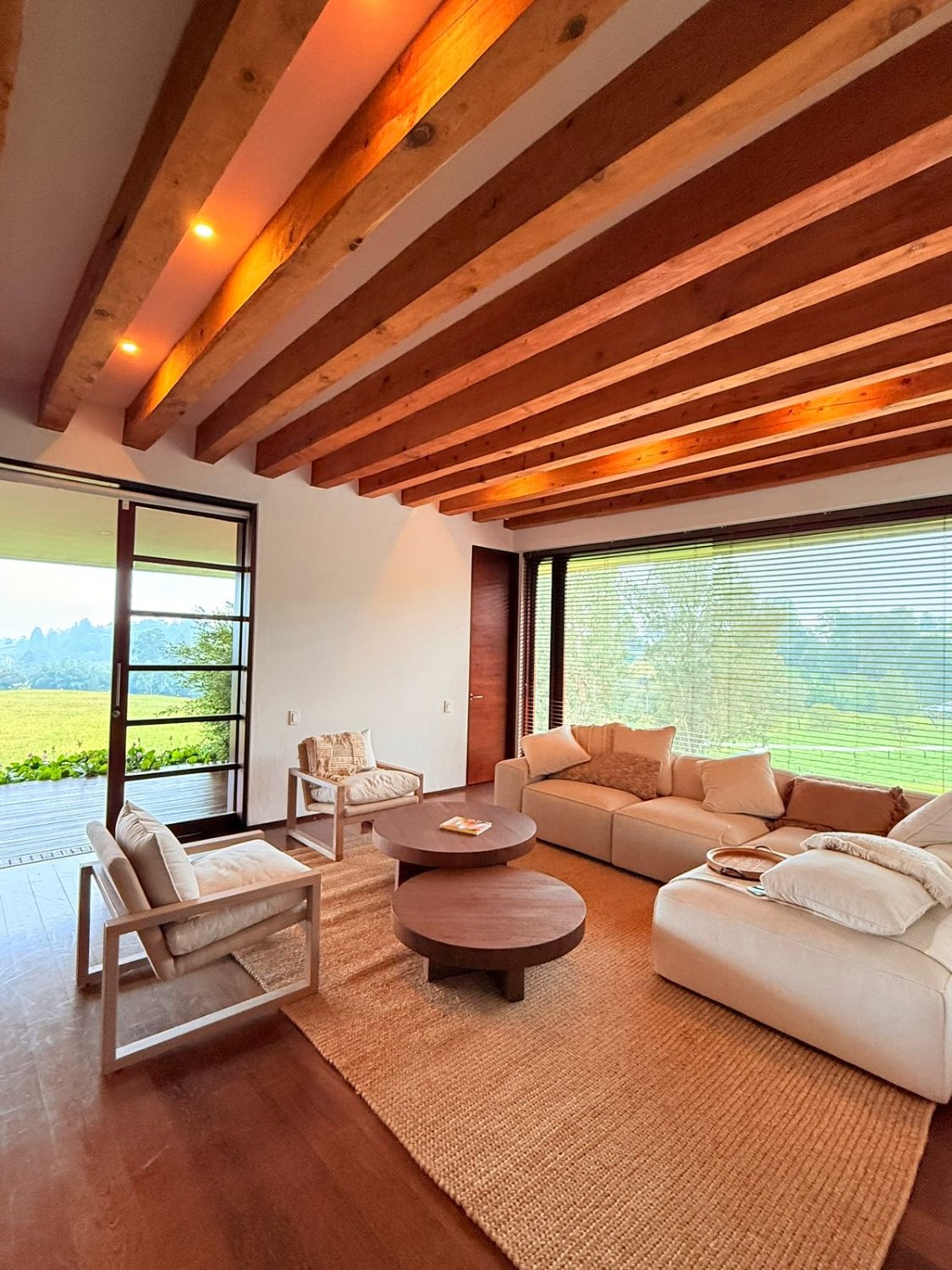 Exclusiva casa con amplio lote en Renta y Venta en Llano Grande  - Image 3