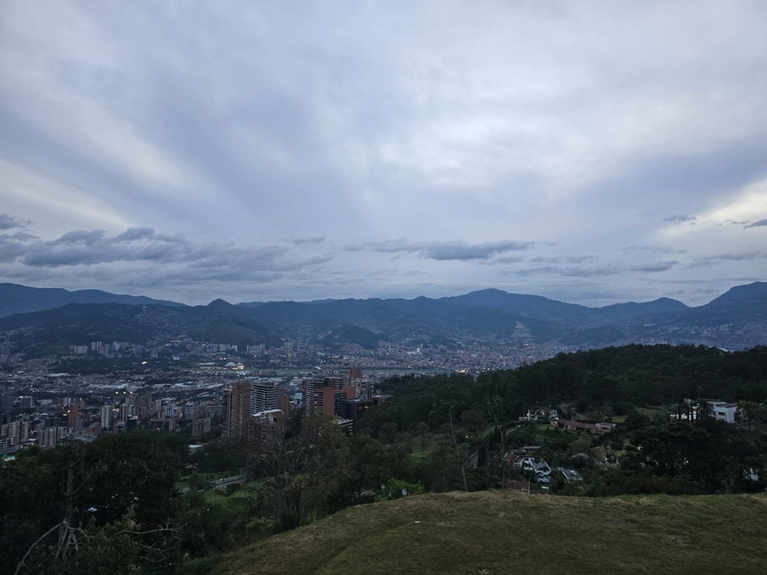 Exclusivo lote en venta con vista a la ciudad  — 4