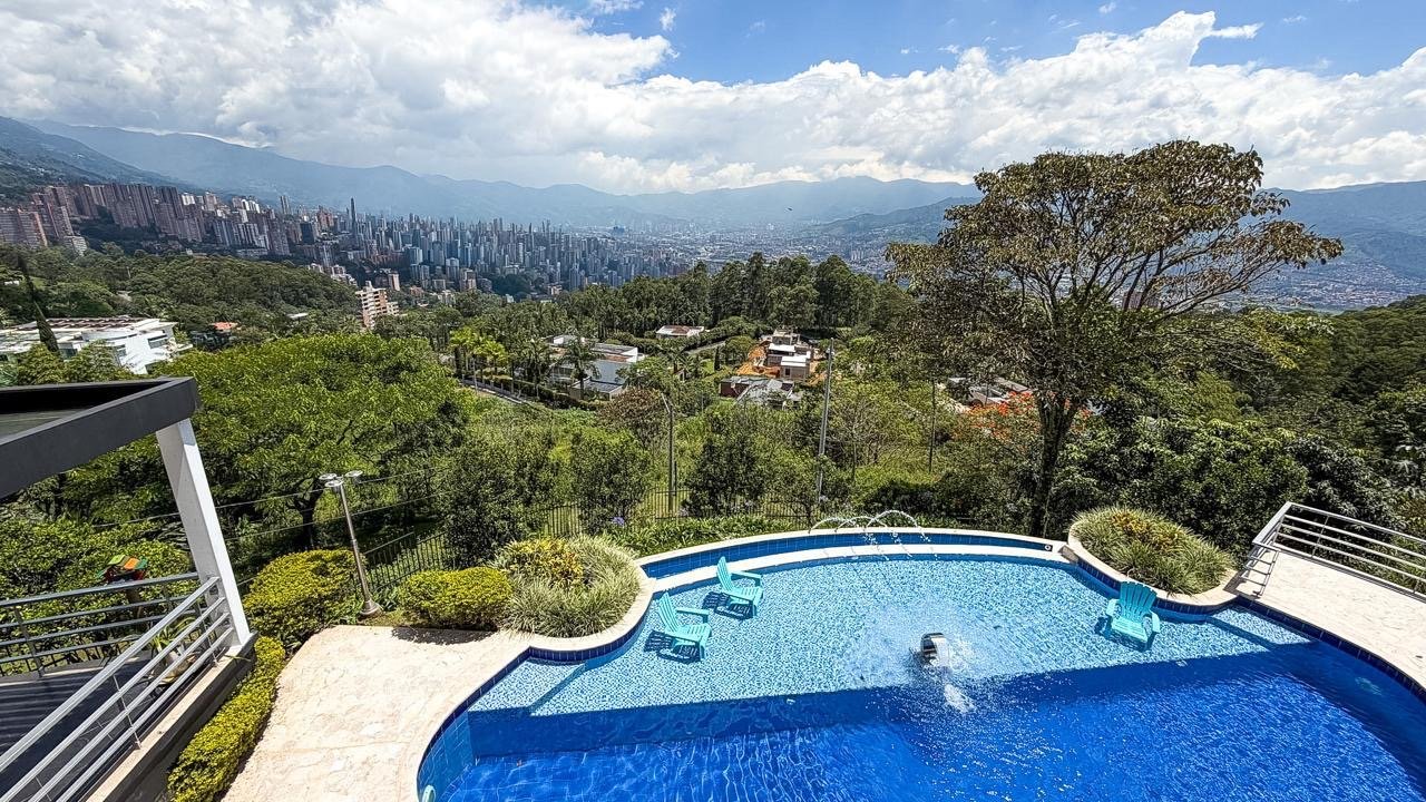 Exclusiva Casa con Vistas Impresionantes en Parcelacion (Poblado) - Image 9