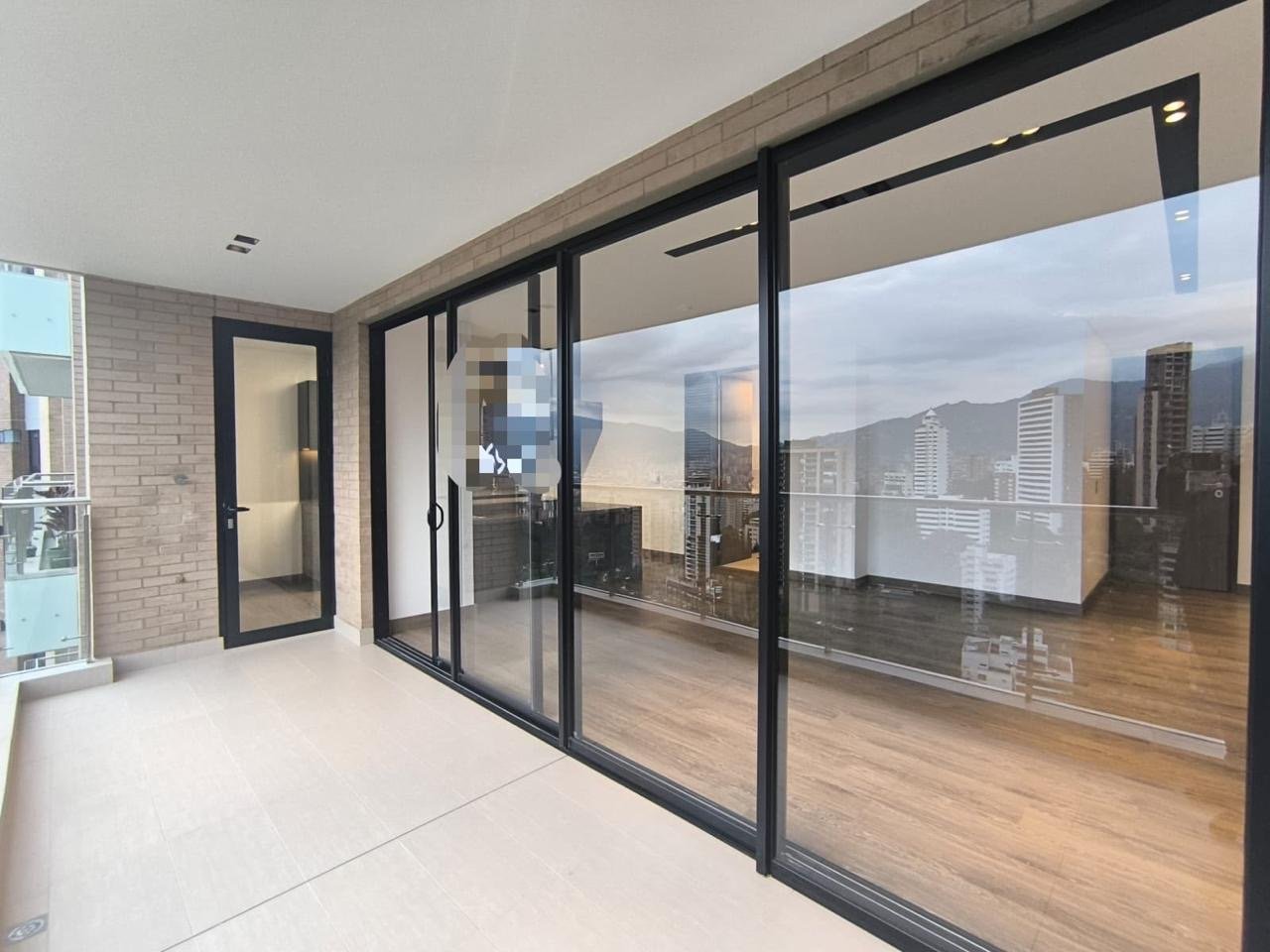 Moderno Apartamento En Poblado — 2