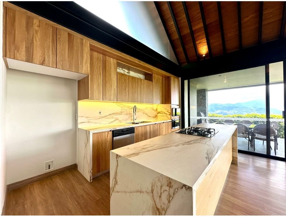 Hermosa casa en la loma del Escobero (Parte plana ) En Renta .  — 8