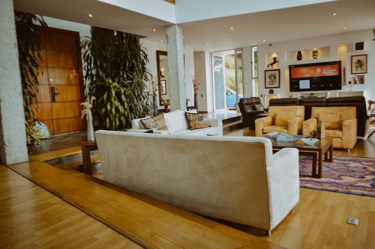 Exclusiva casa en Renta y venta en las palmas con vista panorámica a todo Medellín  - 9
