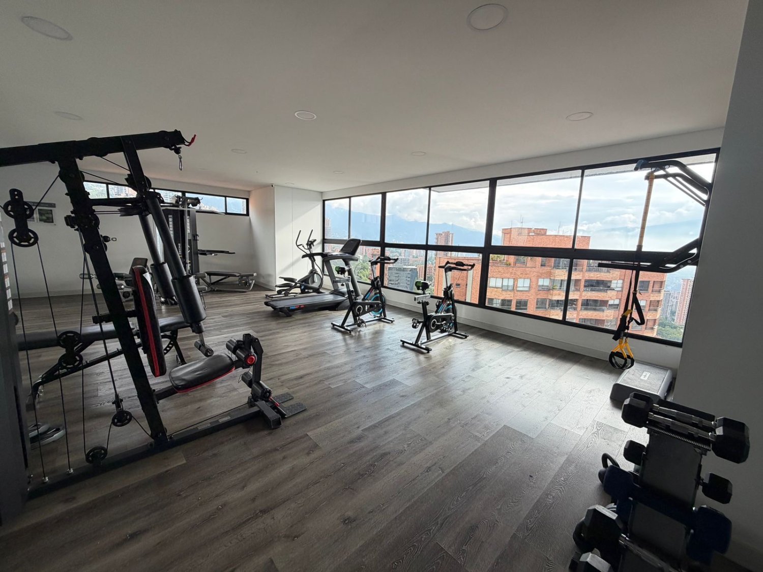 Apartamento amoblado moderno en el tesoro - Image 15