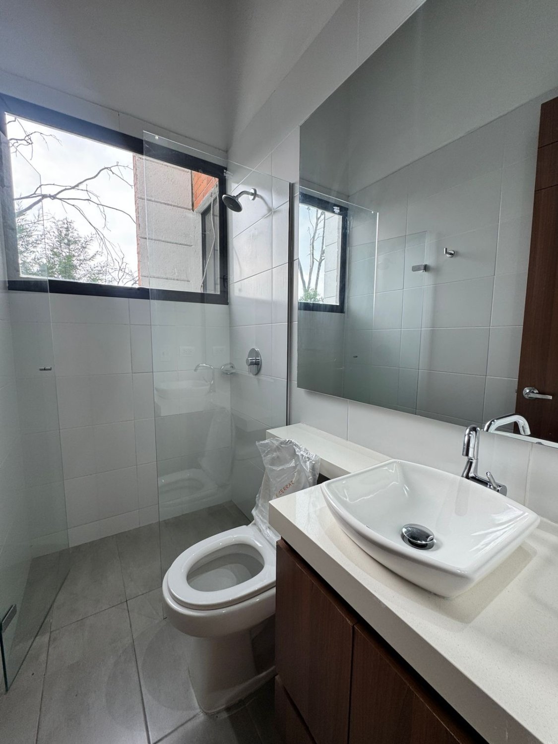 Oasis Luminoso en las Montañas - Image 8