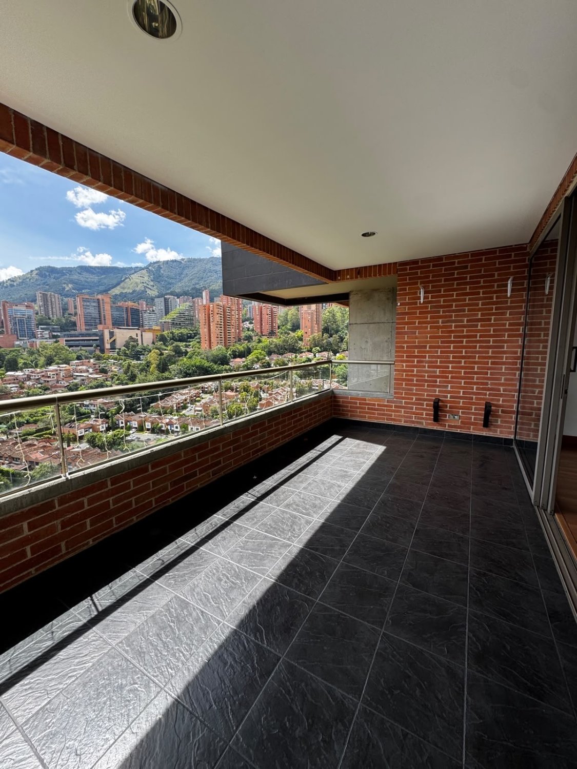 Amplio Apartamento con vista a Medellín en Renta Tradicional  - Image 12