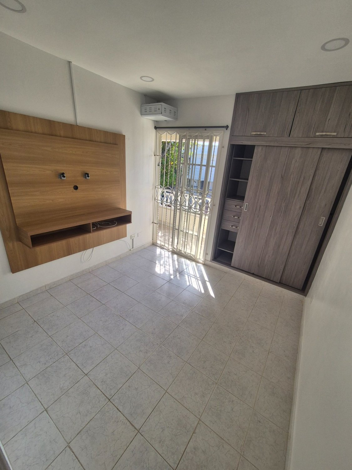 VENTA CASA DE 2 NIVLES EN VILLA CAROLINA - LIBRE DE GRAVAMENES - Image 14
