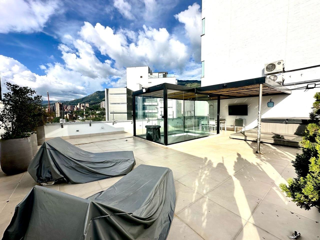 Exclusivo apartamento duplex con terraza y vista a la ciudad y jacuzzi en renta y venta  — 14
