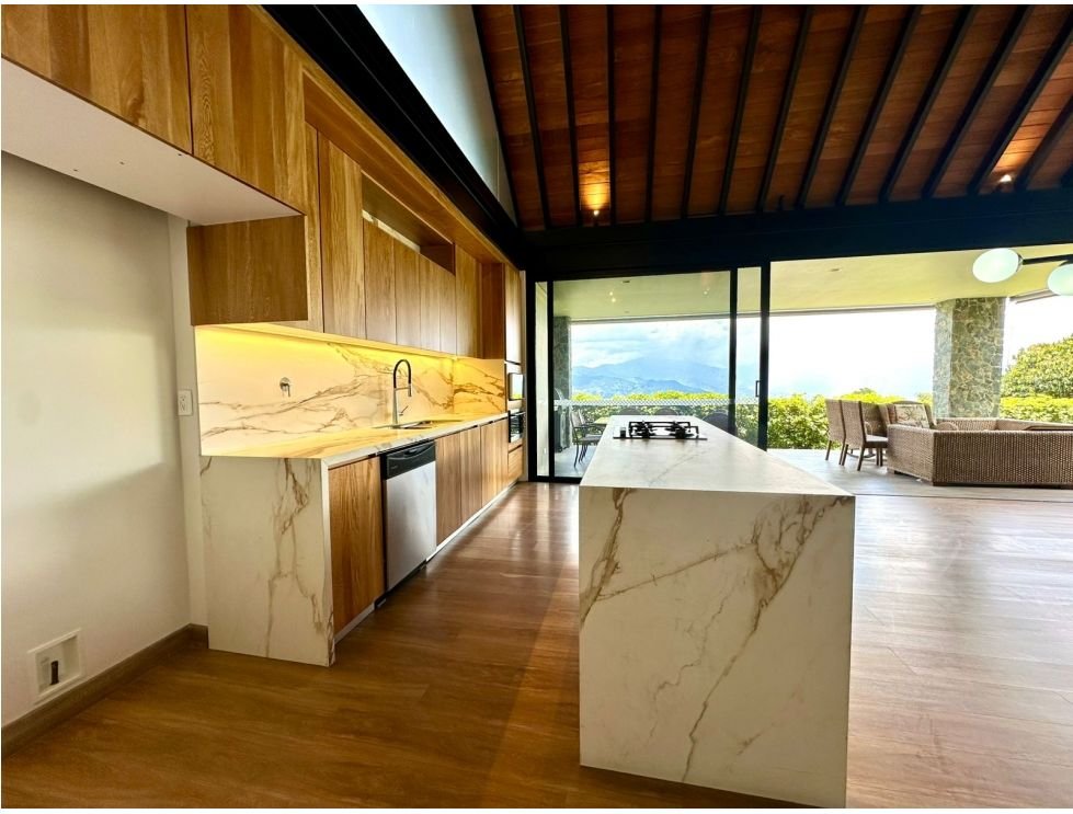 Hermosa casa en la loma del Escobero (Parte plana ) En Renta .  — 6