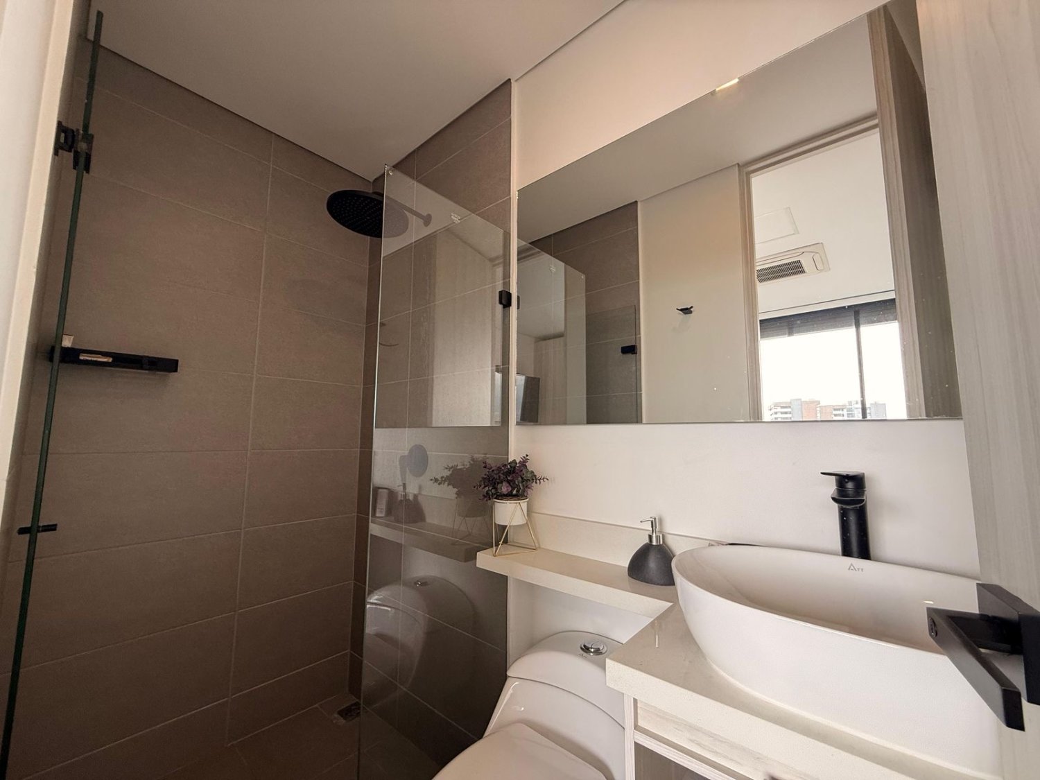 Se renta apartamento a pasos del cc tesoro  - Image 11