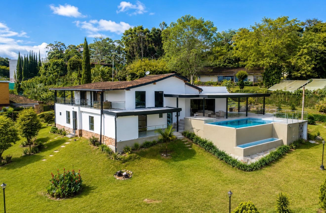 Exclusiva Casa con zonas húmedas con vista a la ciudad en envigado  — 3