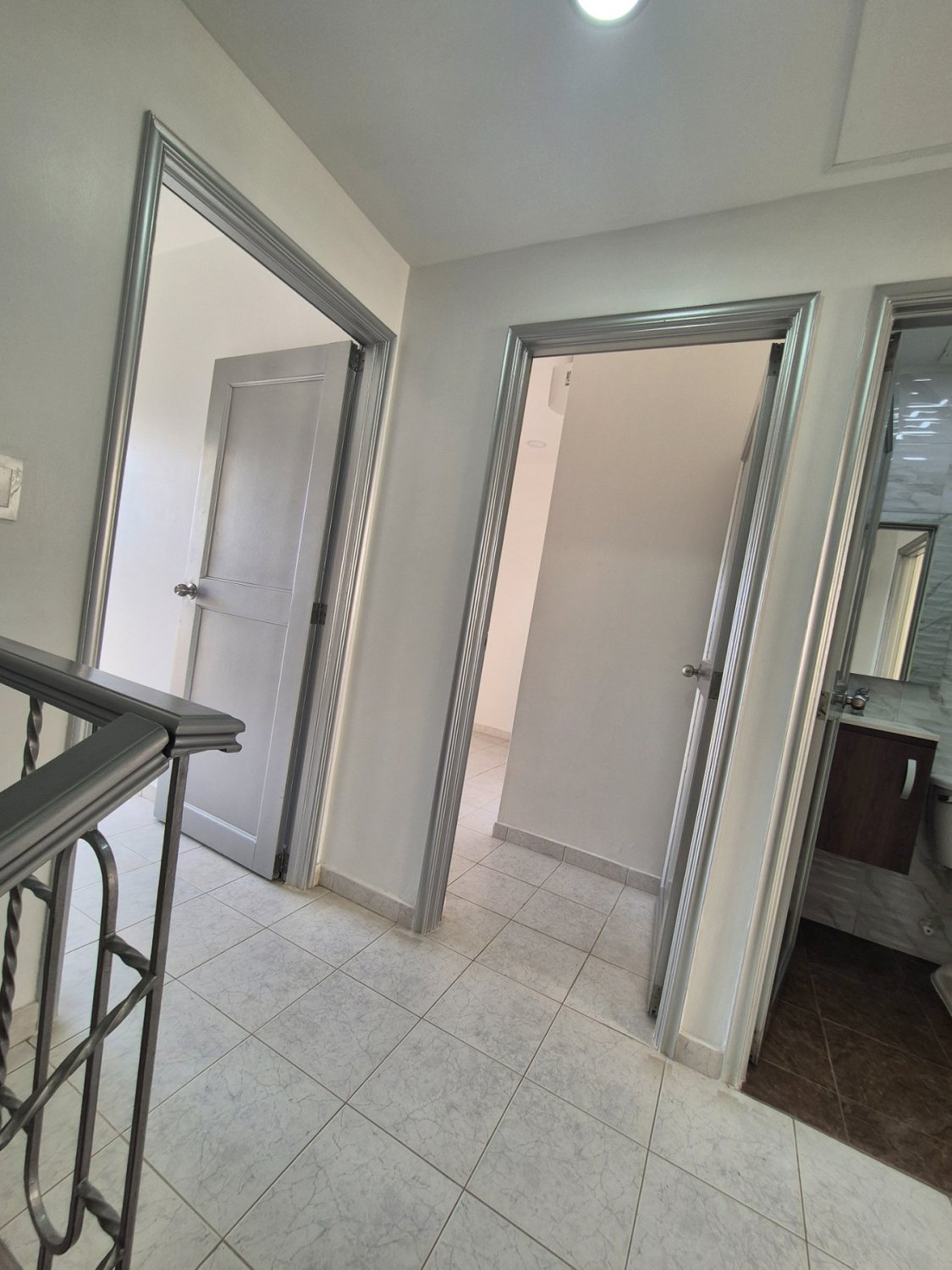 VENTA CASA DE 2 NIVLES EN VILLA CAROLINA - LIBRE DE GRAVAMENES - Image 8