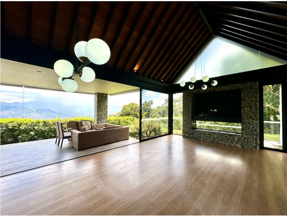 Hermosa casa en la loma del Escobero (Parte plana ) En Renta .  — 3