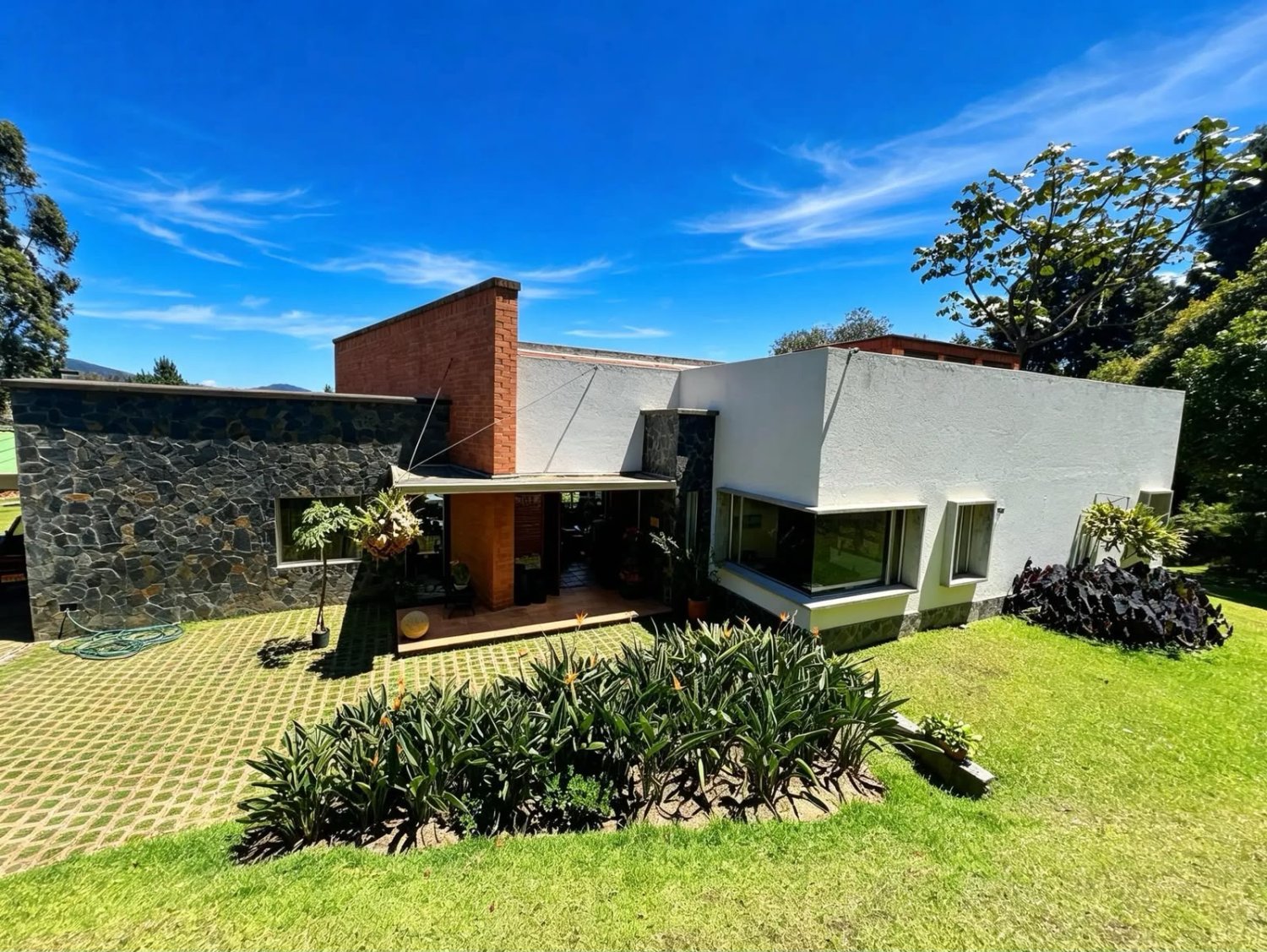 Exclusiva Casa campestre con amplio lote en Venta y renta  — 2